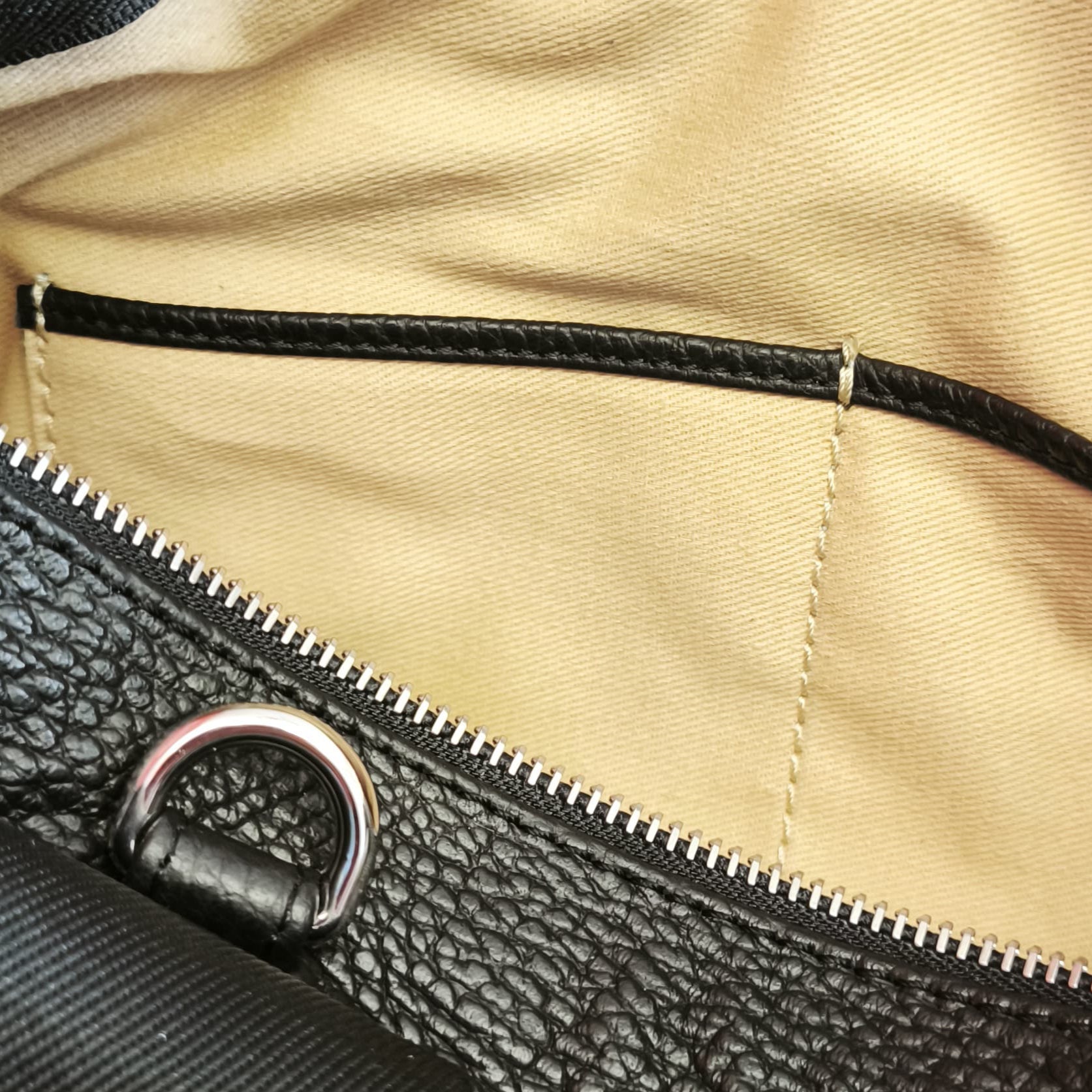 Tasche interne su NORA small nera e attacco per tracolla in nastro personalizzato MOLTENI