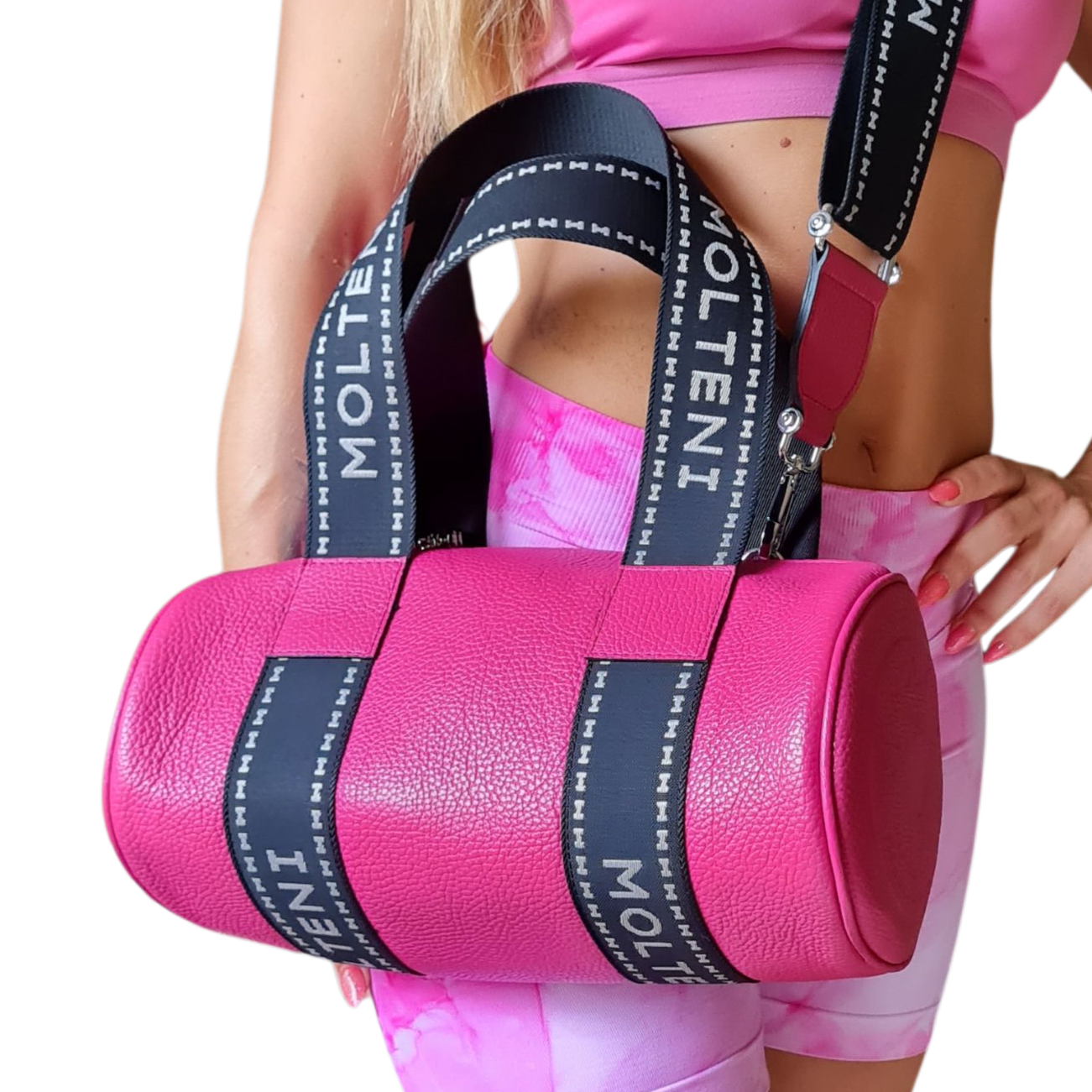 Vista con zoom della modella che indossa il modello NORA small pink dollaro a tracolla
