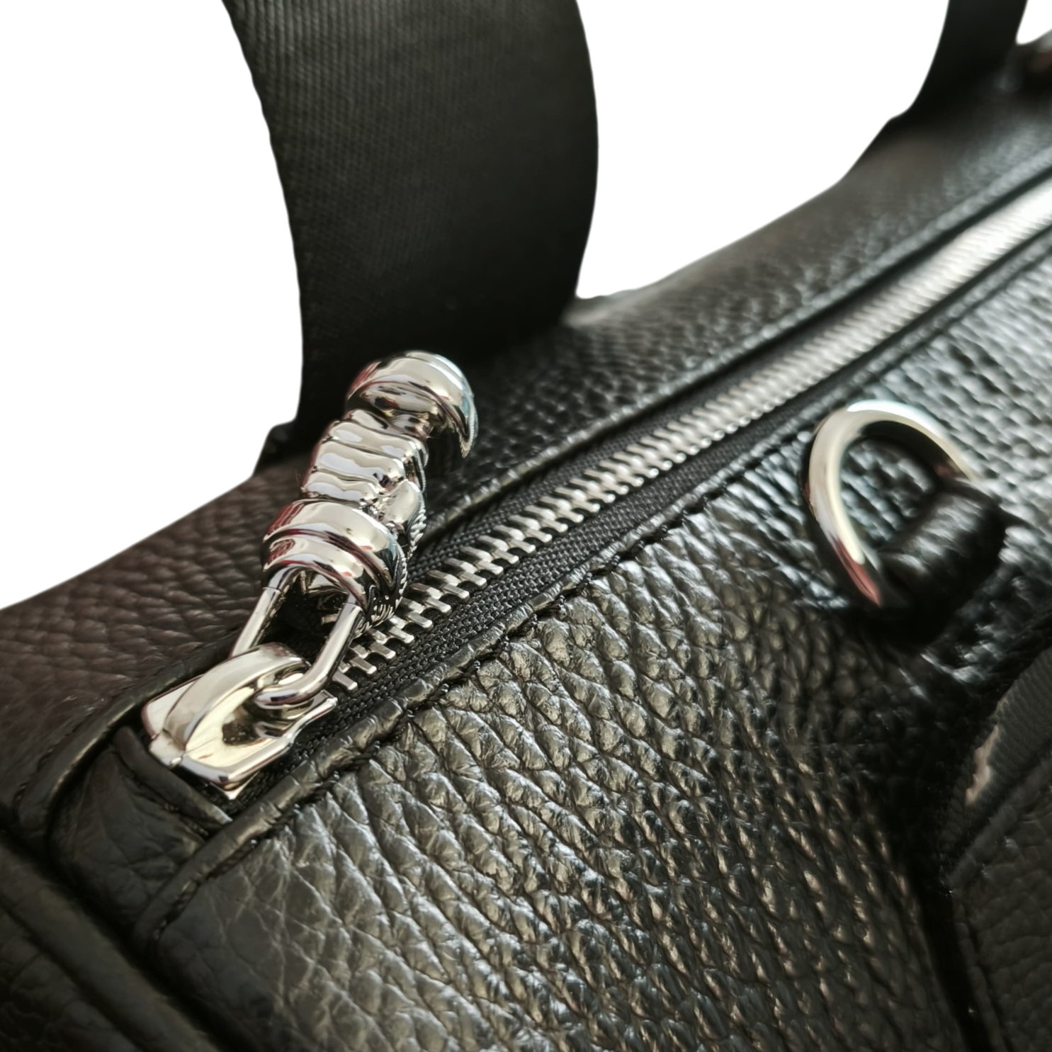 Tira zip rappresentante un pugno che serra nel palmo un manubrio da palestra in finitura argento lucido presente su modelli NORA small